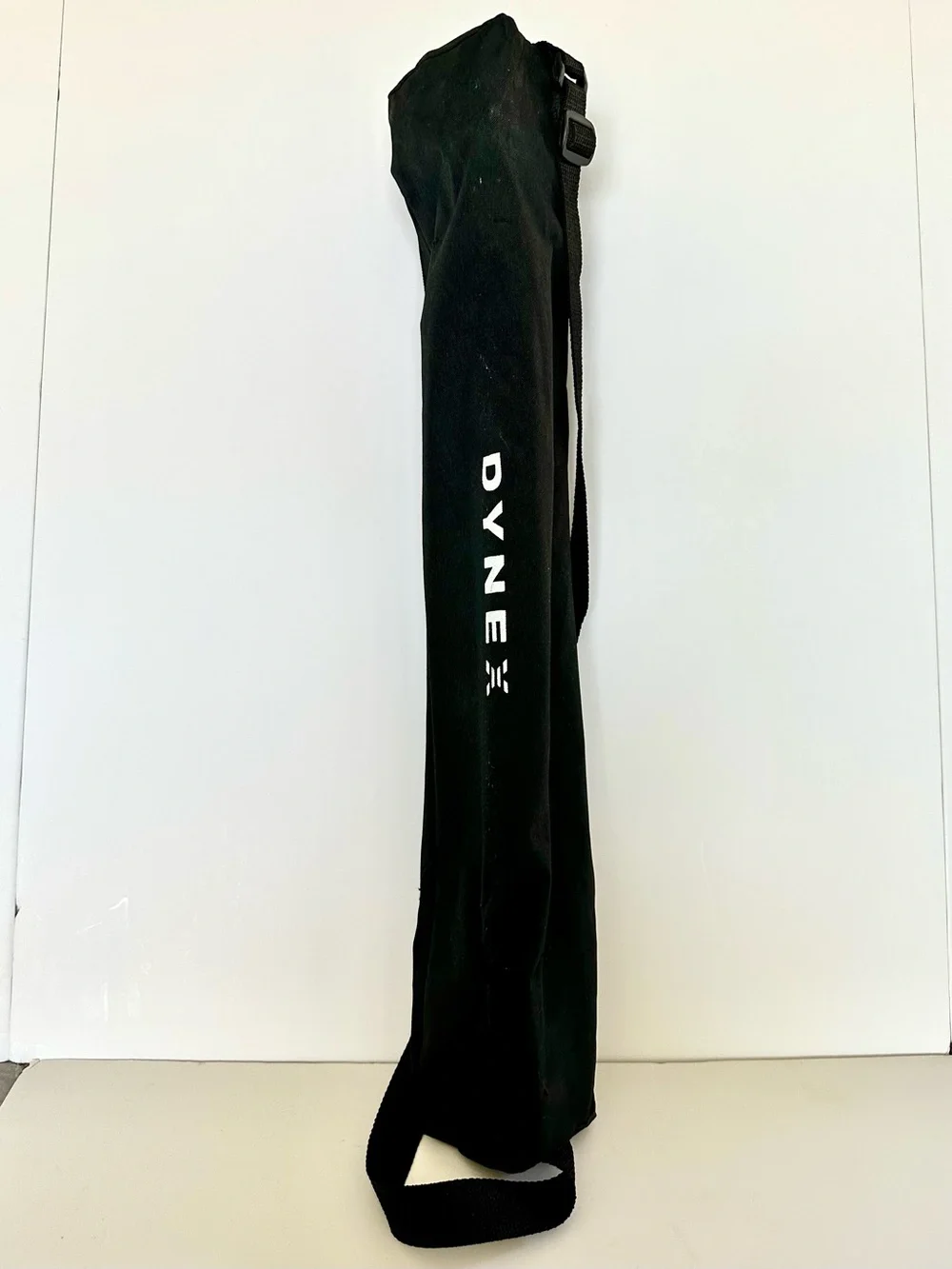 Dynex DX-NW080 Tripod w/case